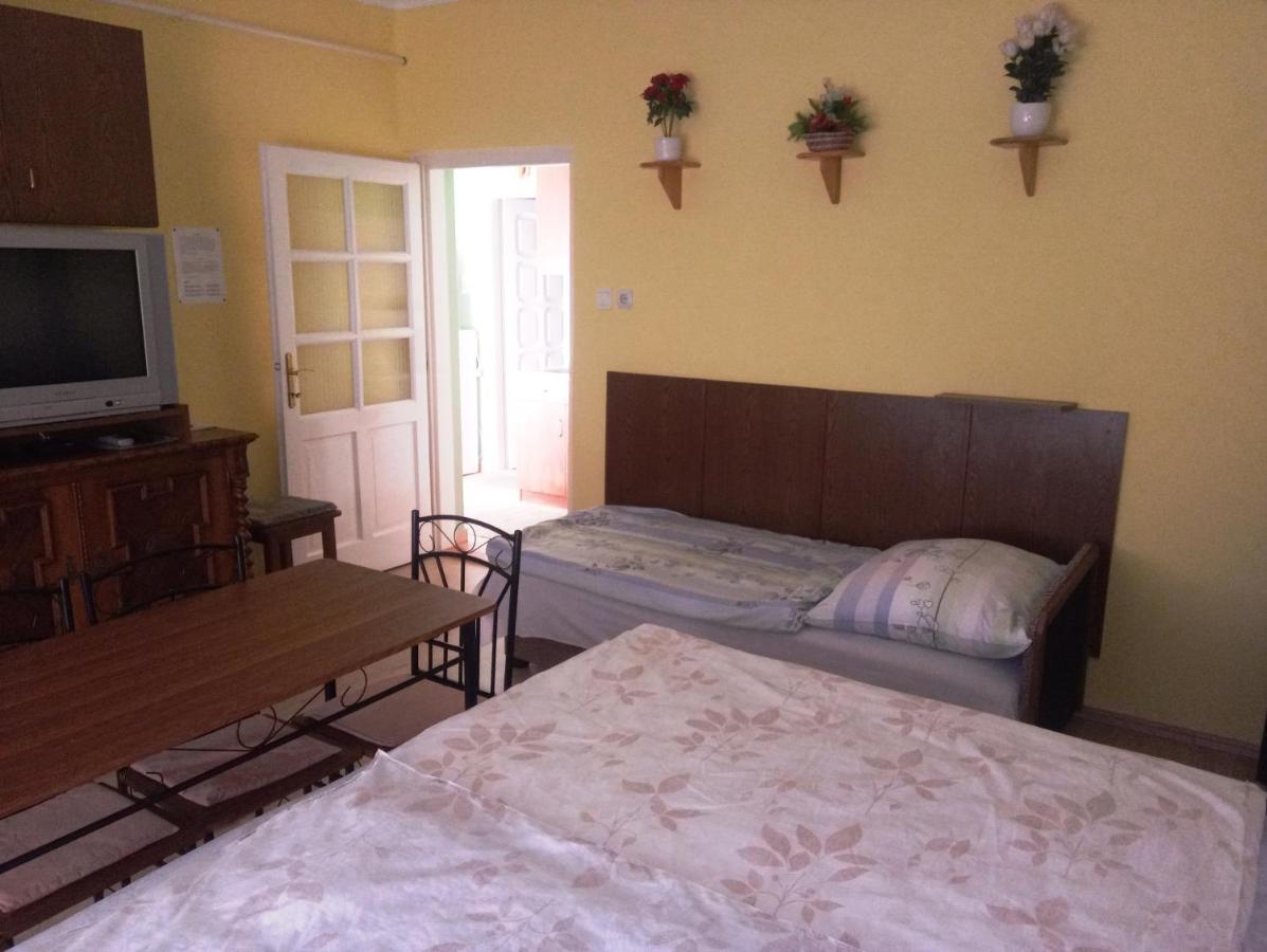 Szivarvany Apartman Гюла Екстериор снимка