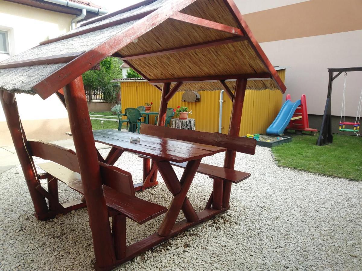 Szivarvany Apartman Гюла Екстериор снимка
